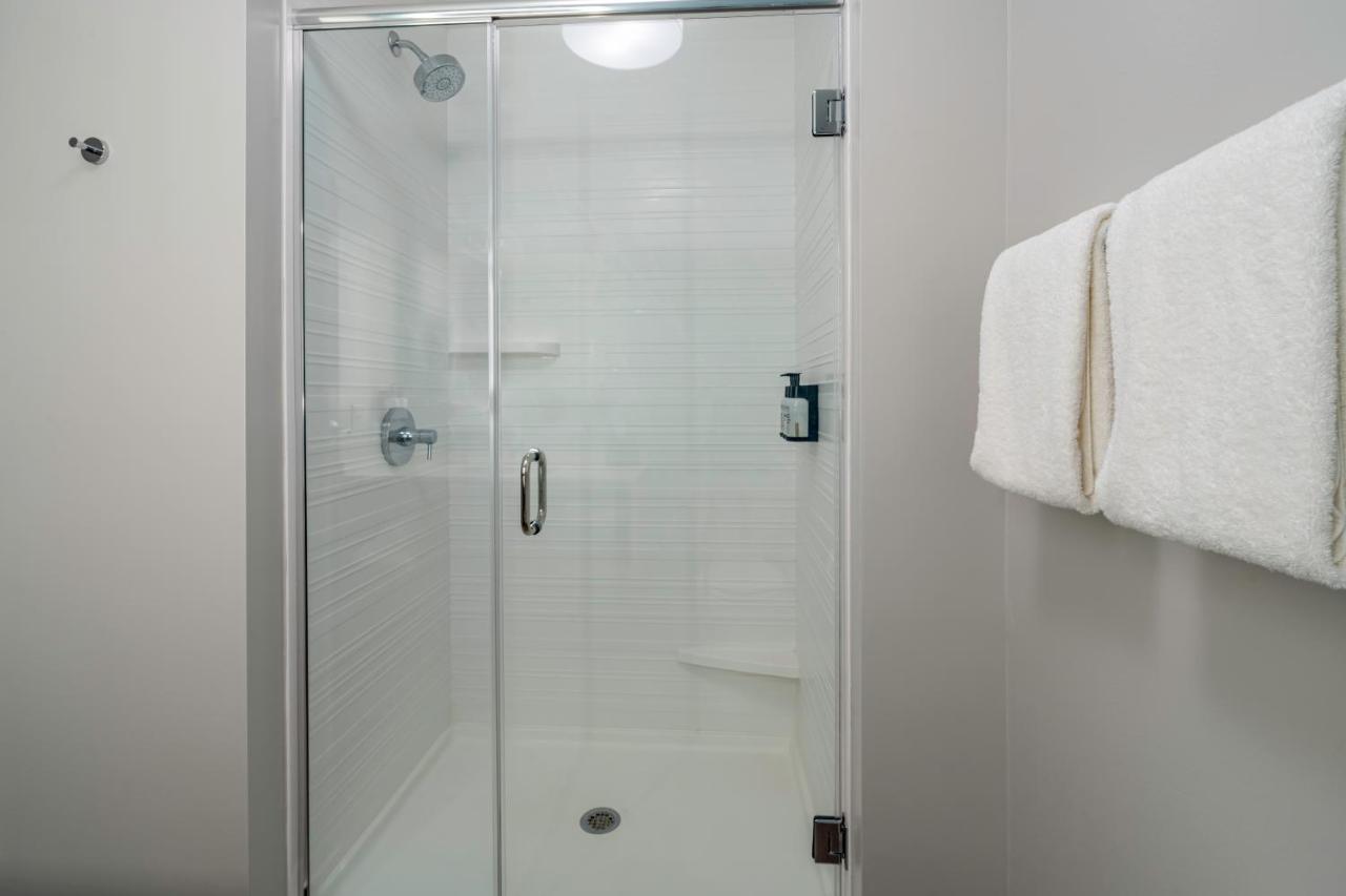 Avid Hotels Milwaukee West - Waukesha By Ihg Pewaukee Eksteriør bilde